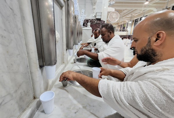 الحجاج المسلمون يشربون من ماء زمزم خلال موسم الحج داخل المسجد الحرام في مدينة مكة المكرمة 13.jpg