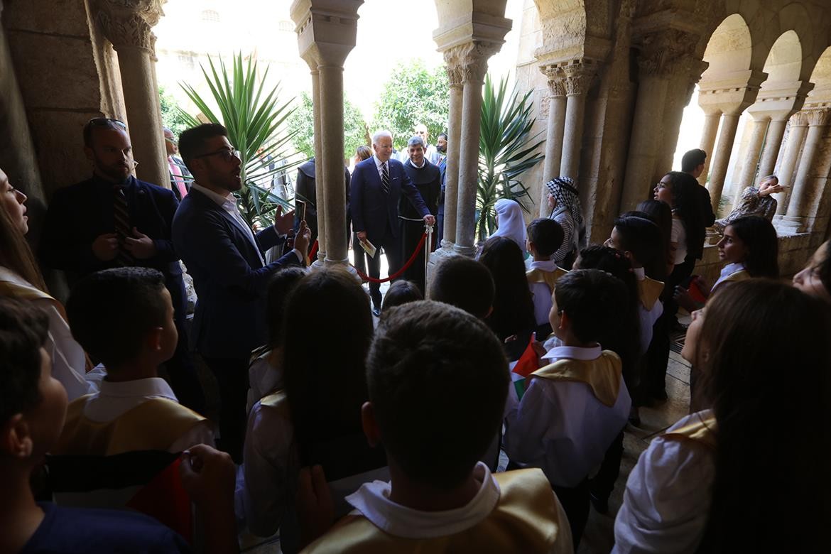 الرئيس الأميركي جو بايدن، خلال زيارته كنيسة المهد في بيت لحم.jpg