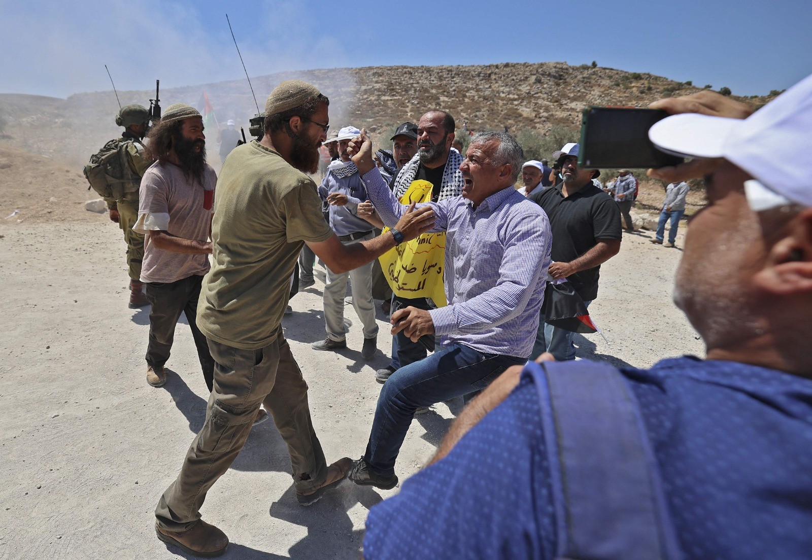اعتداءات المستوطنين بحماية جيش الاحتلال على أهالي المغير .. تصوير..  الفرنسية  7.jpg