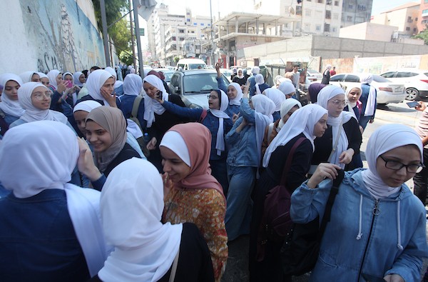 طلبة الثانوية العامة يحتفلون باليوم الأخير من امتحانات توجيهي في مدينة غزة 5.jpg