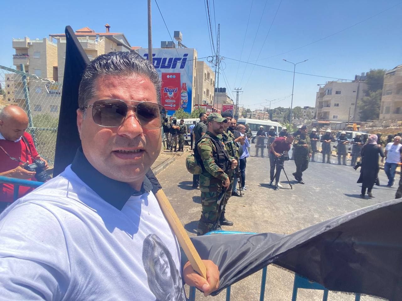 وتزامن وصول بايدن مع وقفة سلمية احتجاجية لنشطاء فلسطينيين قرب مقر الرئاسة وكنيسة المهد، ورفعوا العلم الفلسطيني وصور الصحفية أبو عاقلة. 6.jpg
