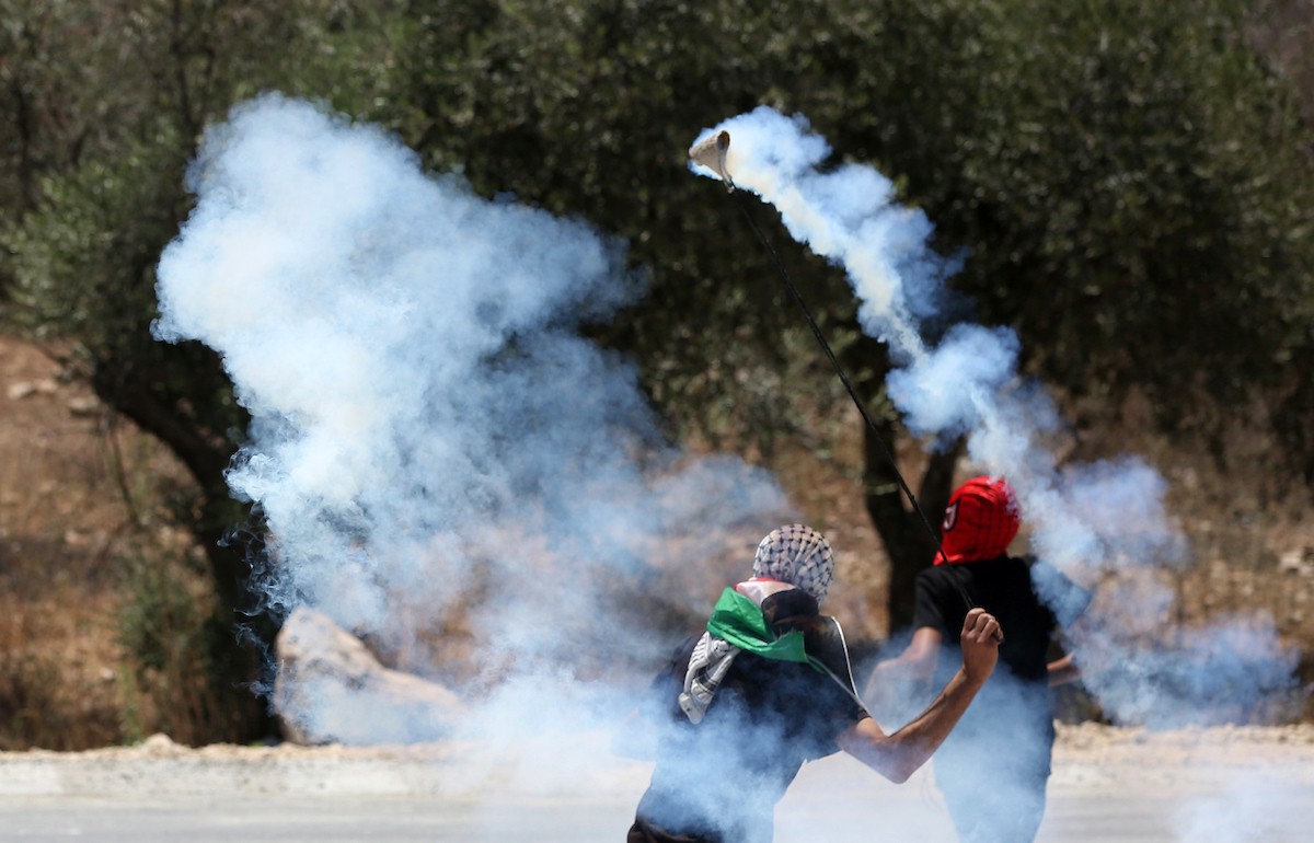 مواجهات بين المتظاهرين الفلسطينيين وقوات الاحتلال الإسرائيلي عقب مسيرة ضد الاستيطان في بيتا 9.jpg