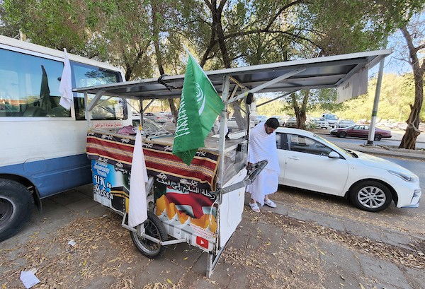 العراقي آدم محمد يصل إلى مكة المكرمة من بريطانيا بعد رحلة استغرقت حوالي 11 شهرا سيرا على الأقدام لأداء مناسك الحج 3.jpg