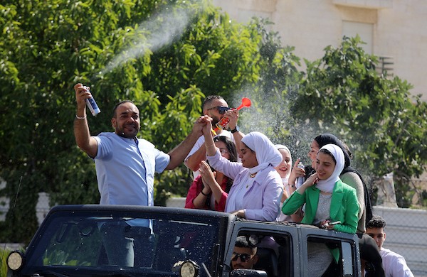 فلسطينيون يحتفلون بعد ظهور نتائج الثانوية العامة في مدينة بيت لحم 8.jpg