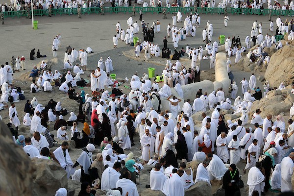 الحجاج المسلمون يقفون على جبل عرفات لأداء مناسبك الحج في مدينة مكة المكرمة 44.jpg