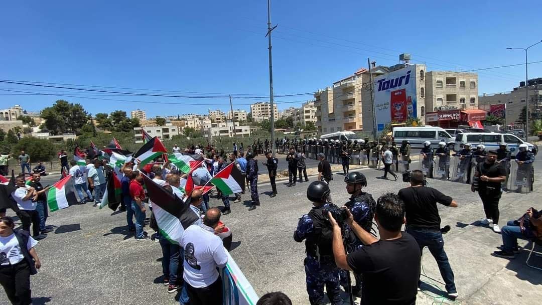 وتزامن وصول بايدن مع وقفة سلمية احتجاجية لنشطاء فلسطينيين قرب مقر الرئاسة وكنيسة المهد، ورفعوا العلم الفلسطيني وصور الصحفية أبو عاقلة..jpg