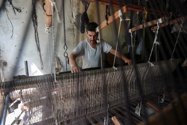 صناعة السجاد اليدوي بغزة تنسج خيوط الأمل لتقاوم الاندثار 18.jpg