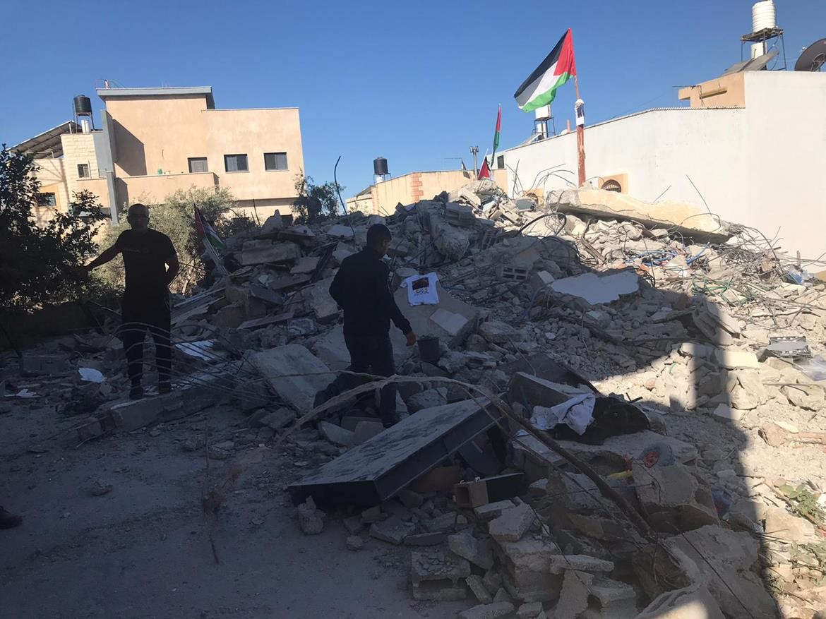 قوات الاحتلال الاسرائيلي تفجر منزل الأسير يحيى مرعي وتهدم منزل المواطن سميح عاصي في بلدة قراوة بني حسان 3.jpg