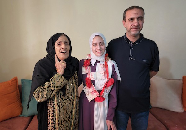 الأولى على فلسطين على الفرع العلمي مروة عيسى 99.7% من محافظة رفح جنوب قطاع غزة 4.jpg