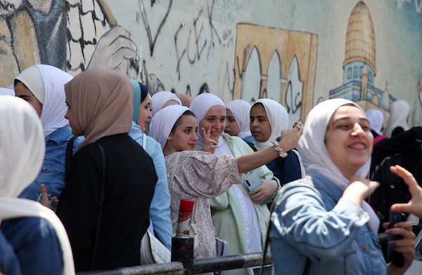 طلبة الثانوية العامة يحتفلون باليوم الأخير من امتحانات توجيهي في مدينة غزة 14.jpg