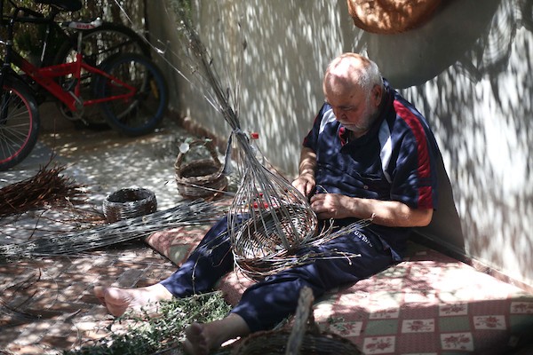 السبعيني زكريا عبود يجتهد في الحفاظ على مهنة صناعة سلال القش من الاندثار داخل منزله في سلفيت 13.jpg
