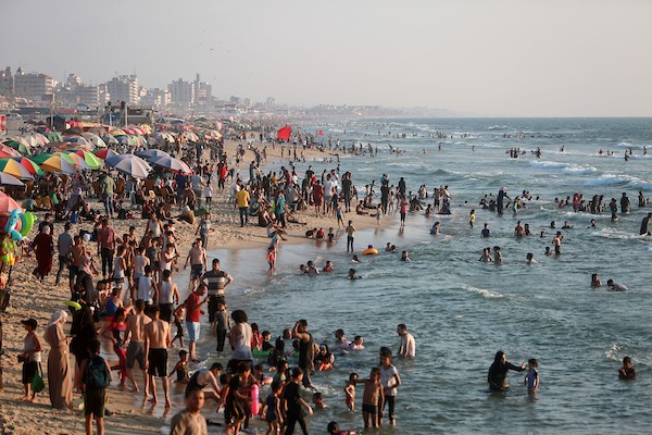 المواطنون الفلسطينيون يصطافون على شاطئ بحر مدينة غزة خلال يوم العطلة 3.jpg