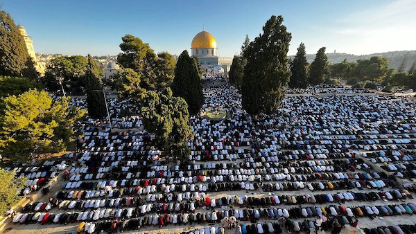 فلسطينيون يصلون صلاة العيد في اليوم الأول من عيد الأضحى في المسجد الأقصى في مدينة القدس 14.jpg