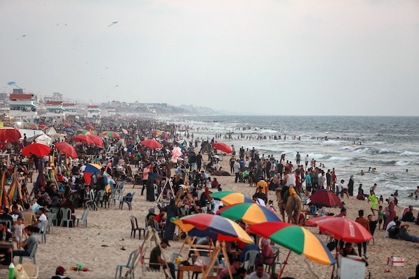 المواطنون الفلسطينيون يصطافون على شاطئ بحر مدينة غزة خلال يوم العطلة 5.jpg