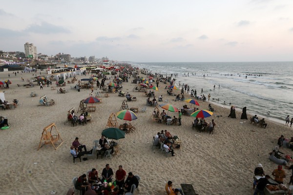 المواطنون الفلسطينيون يصطافون على شاطئ بحر مدينة غزة خلال يوم العطلة 6.jpg