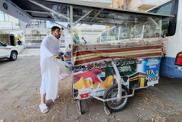 العراقي آدم محمد يصل إلى مكة المكرمة من بريطانيا بعد رحلة استغرقت حوالي 11 شهرا سيرا على الأقدام لأداء مناسك الحج 8.jpg