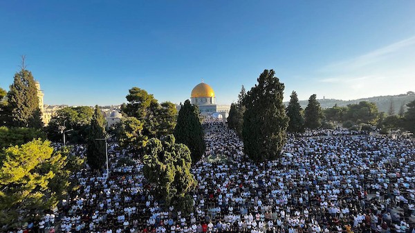 فلسطينيون يصلون صلاة العيد في اليوم الأول من عيد الأضحى في المسجد الأقصى في مدينة القدس 1.jpg