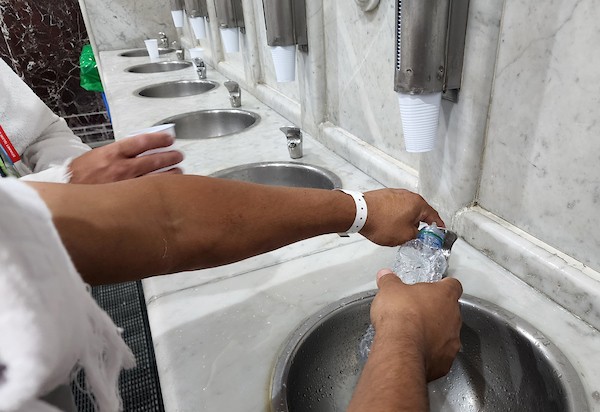 الحجاج المسلمون يشربون من ماء زمزم خلال موسم الحج داخل المسجد الحرام في مدينة مكة المكرمة 11.jpg