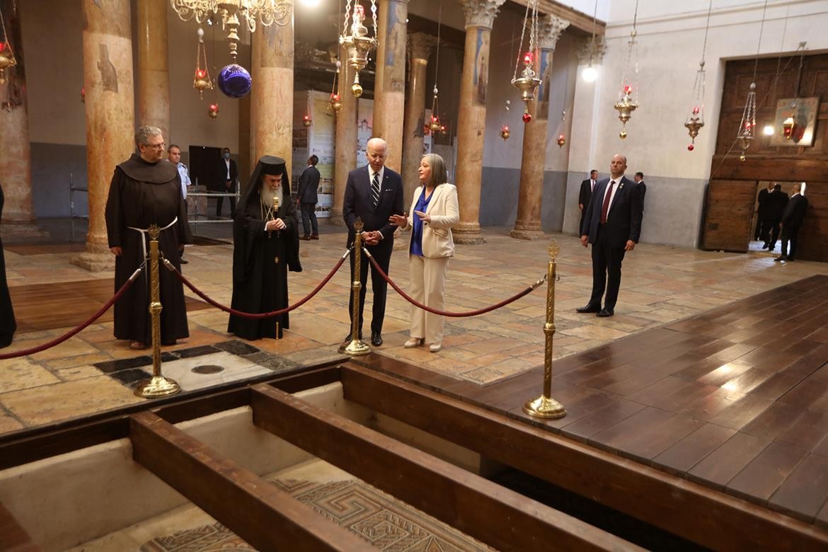 الرئيس الأميركي جو بايدن، خلال زيارته كنيسة المهد في بيت لحم 16.jpg