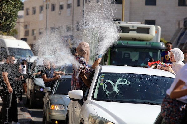فلسطينيون يحتفلون بعد ظهور نتائج الثانوية العامة في مدينة بيت لحم 3.jpg