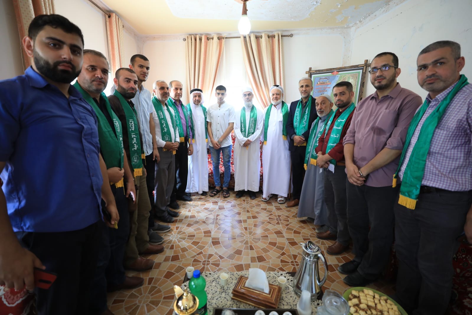 حماس والكتلة الإسلامية وسط القطاع تزوران المتفوقين في الثانوية العامة 12.jpeg