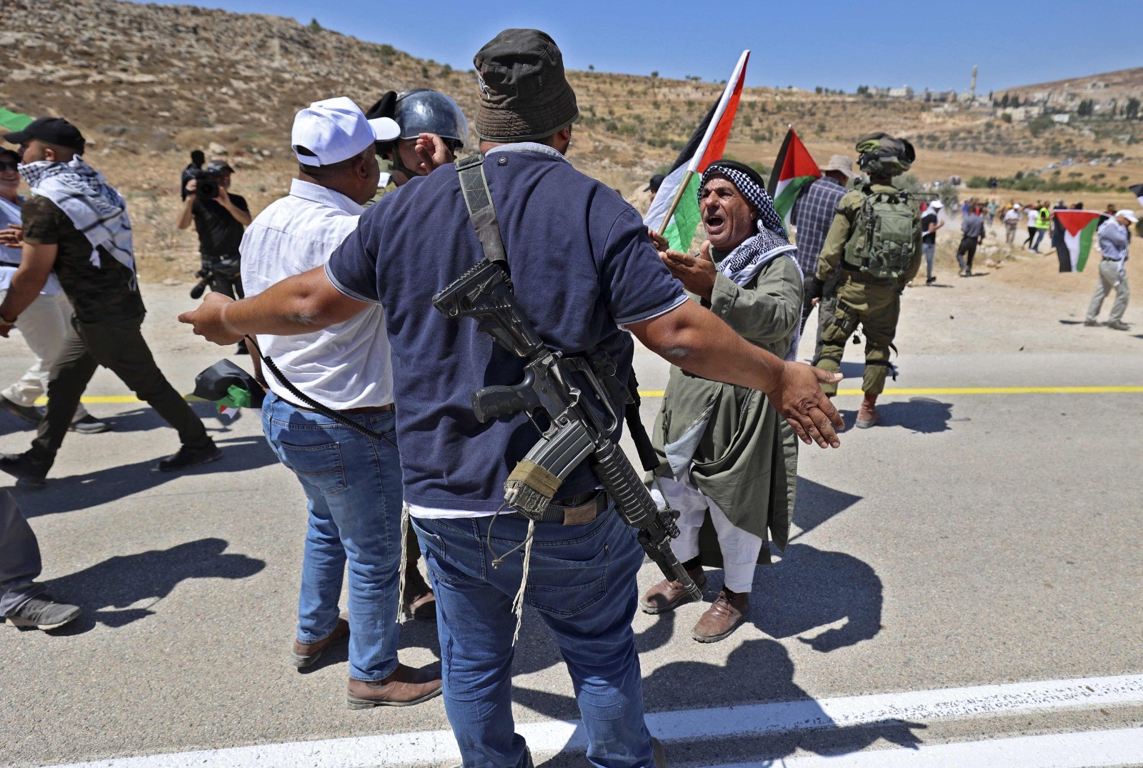 اعتداءات المستوطنين بحماية جيش الاحتلال على أهالي المغير .. تصوير..  الفرنسية  11.jpg
