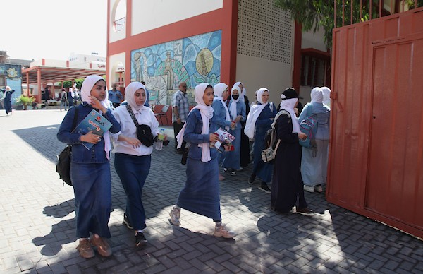 طلبة الثانوية العامة يحتفلون باليوم الأخير من امتحانات توجيهي في مدينة غزة 13.jpg