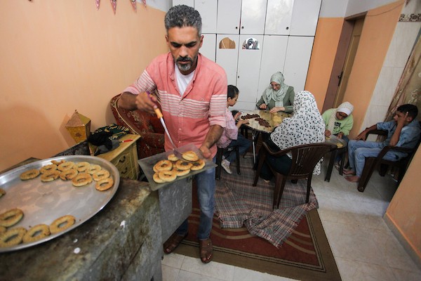 كعك العيد .. رائحة الخير التي تصنع الفرحة والأمل لعائلة المواطن أبو جراد 4.jpg