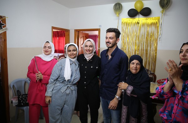 الطالبة نغم النجار والحاصلة على بنسبة 99.1% في غزة.jpg