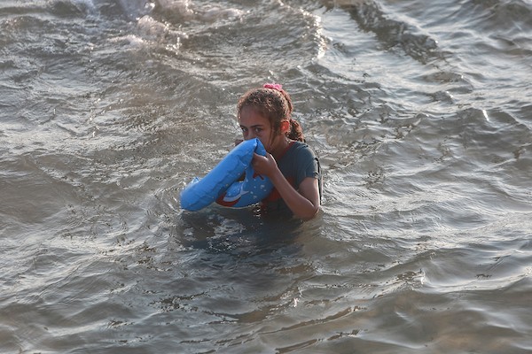 المواطنون الفلسطينيون يصطافون على شاطئ بحر مدينة غزة خلال يوم العطلة 17.jpg