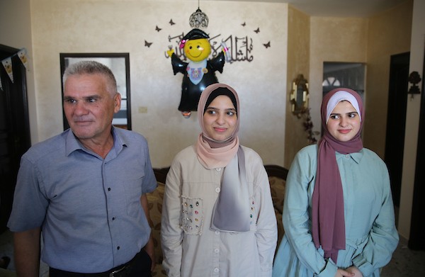 الأولى على فلسطين على الفرع الأدبي أية داوود 99.3 % في غزة 4.jpg