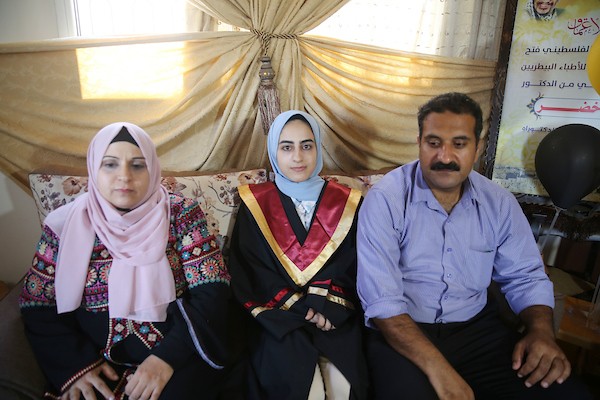 الطالبة اية خضر والحاصلة على بنسبة 99.8% في غزة.jpg