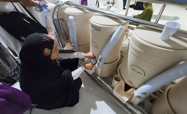 الحجاج المسلمون يشربون من ماء زمزم خلال موسم الحج داخل المسجد الحرام في مدينة مكة المكرمة 18.jpg