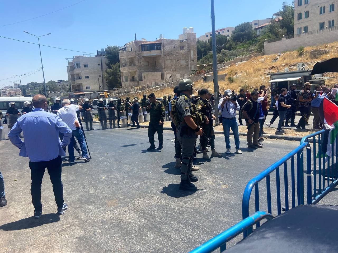 وتزامن وصول بايدن مع وقفة سلمية احتجاجية لنشطاء فلسطينيين قرب مقر الرئاسة وكنيسة المهد، ورفعوا العلم الفلسطيني وصور الصحفية أبو عاقلة. 4.jpg