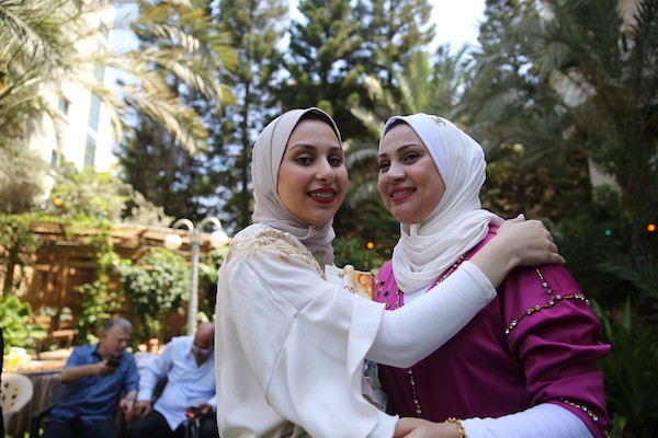 الطالبة فرح زهران والحاصلة على بنسبة 99% في غزة 3(1).jpg