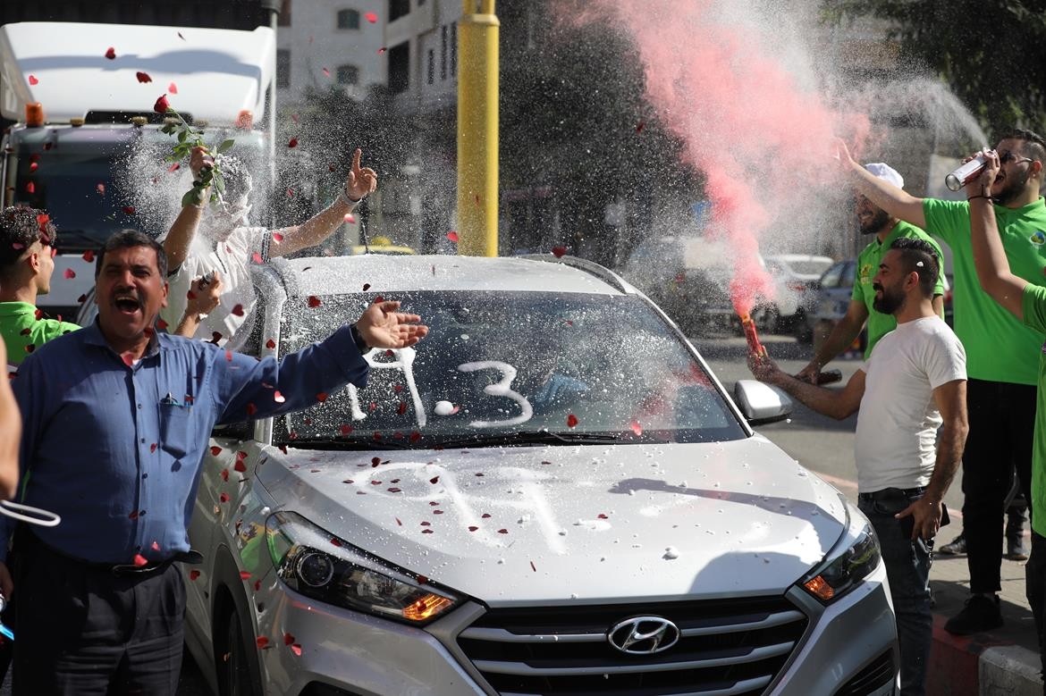 أجواء الاحتفالات بنتائج الثانوية العامة في مدينة الخليل 7.jpg