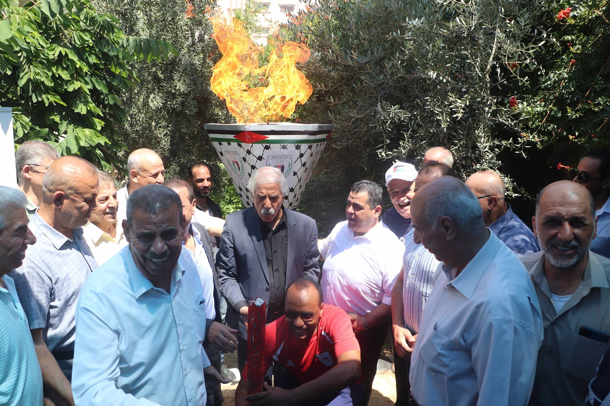 في إيقاد الشعلة الأولمبية في بيت الرئيس المرحوم ياسر عرفات بغزة 7.jpg