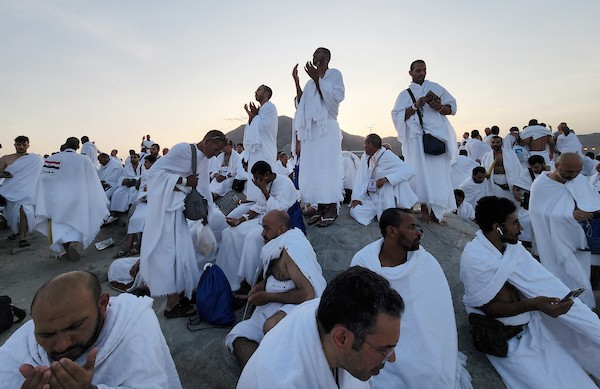 الحجاج المسلمون يقفون على جبل عرفات لأداء مناسبك الحج في مدينة مكة المكرمة 26.jpg