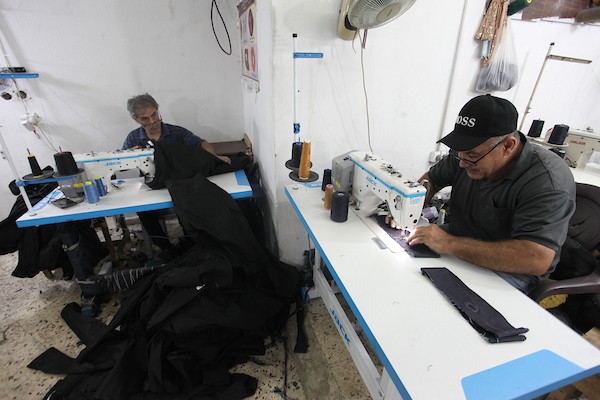 عشرات العاملين في مصنع حسنكو يبدعون بتصميم وخياطة بناطيل الجينز 13.jpg