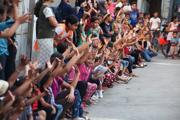 مهرجون فلسطينيون يشاركون في حدث ترفيهي للتفريغ النفسي عن الأطفال في أعقاب انتهاء العدوان الإسرائيلي على غزة 16.jpg