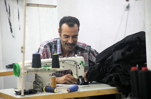 عشرات العاملين في مصنع حسنكو يبدعون بتصميم وخياطة بناطيل الجينز 12.jpg