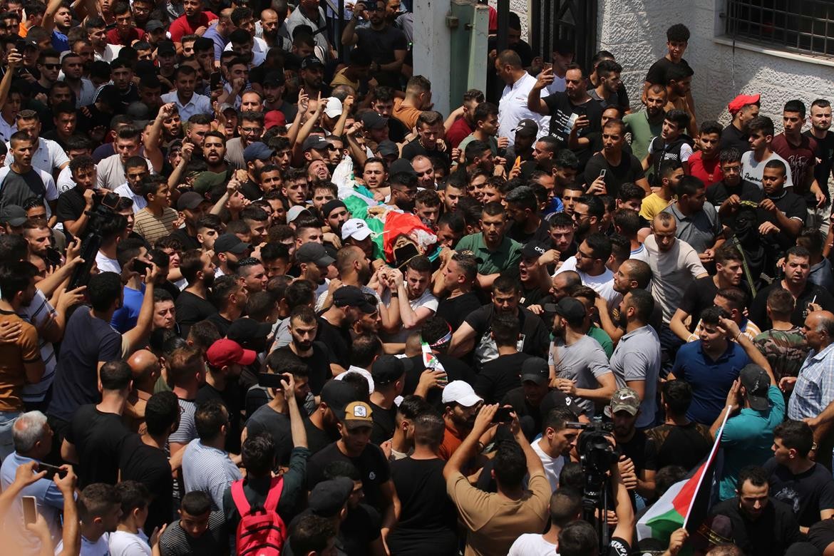 عشرات الآلاف يشيعون جثامين شهداء نابلس الثلاثة في موكب جنائزي مهيب 9.jpg