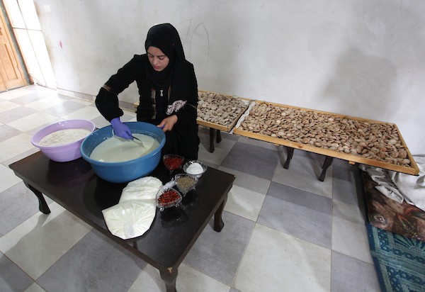 الفلسطينية أبو سعادة تُعيد إحياء صناعة أكلة الكِشك التراثية في خان يونس 6.jpg