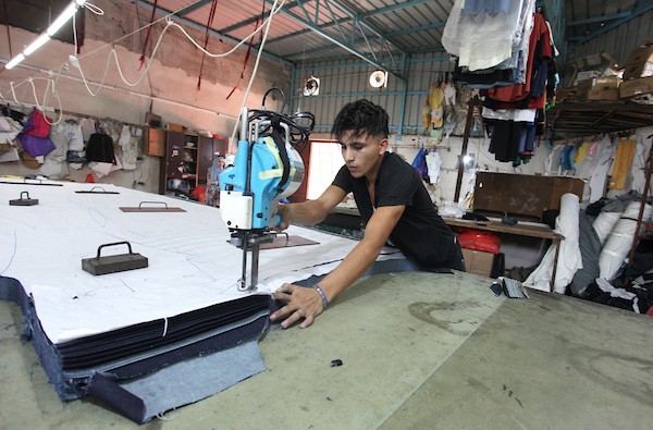 عشرات العاملين في مصنع حسنكو يبدعون بتصميم وخياطة بناطيل الجينز 3.jpg