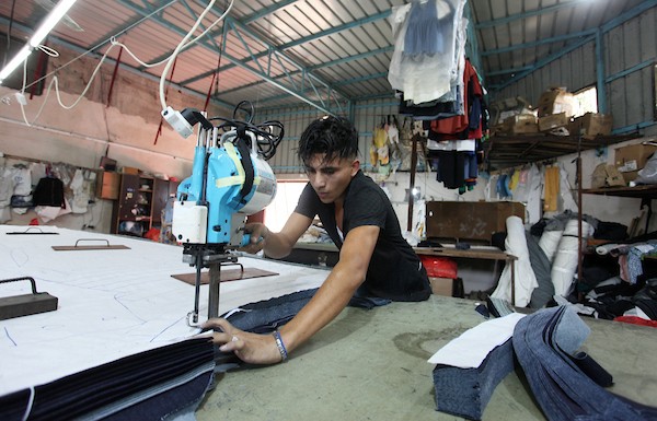 عشرات العاملين في مصنع حسنكو يبدعون بتصميم وخياطة بناطيل الجينز 7.jpg