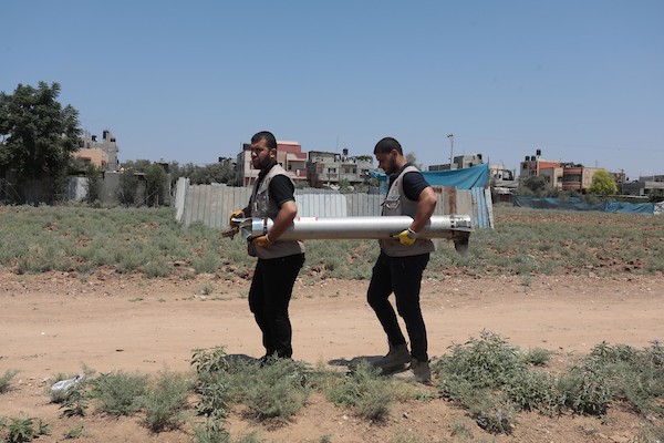 خبراء متفجرات فلسطينيون يعملون على إبطال بقايا الصواريخ الإسرائيلية التي لم تنفجر خلال العدوان الأخير على غزة 18.jpg