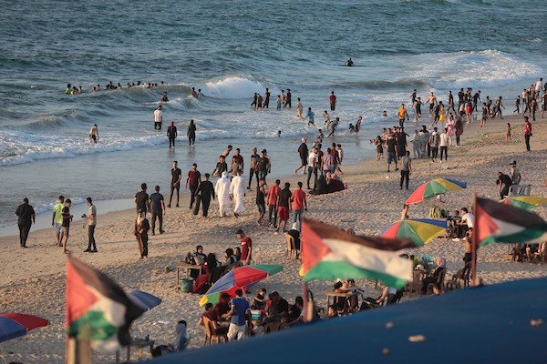 فلسطينيون يستمتعون بأوقاتهم على شاطئ بحر دير البلح في الجمعة الأولى بعد إعلان وقف إطلاق النار 11.jpg