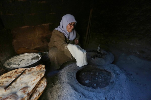 الفلسطينية فاطمة حماد ٥٧ عاما، تصنع خبز الطابون منذ أكثر من ٤٠ عاماً في بلدة جماعين جنوب مدينة نابلس 0.jpg