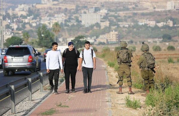 طلاب فلسطينيون يتوجهون الى مدرستهم في قريتي اللبن الشرقية والساوية جنوب نابلس.jpg
