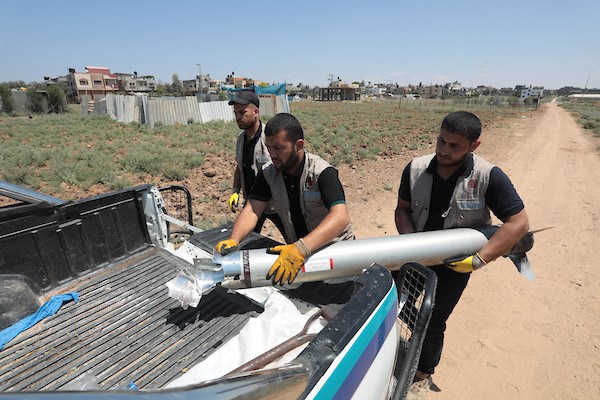 خبراء متفجرات فلسطينيون يعملون على إبطال بقايا الصواريخ الإسرائيلية التي لم تنفجر خلال العدوان الأخير على غزة 23.jpg